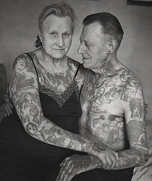 Adultos mayores muestran sin pudor sus tatuajes de juventud