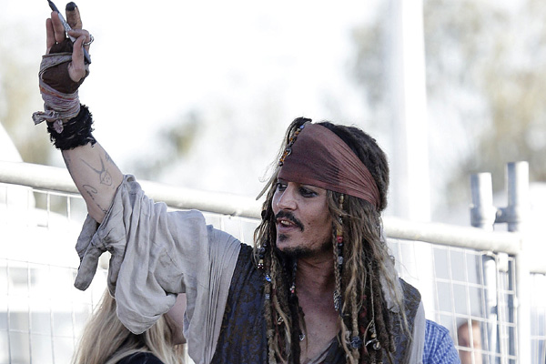 Johnny Depp sorprende a niños de hospital infantil con visita del Capitán Jack Sparrow