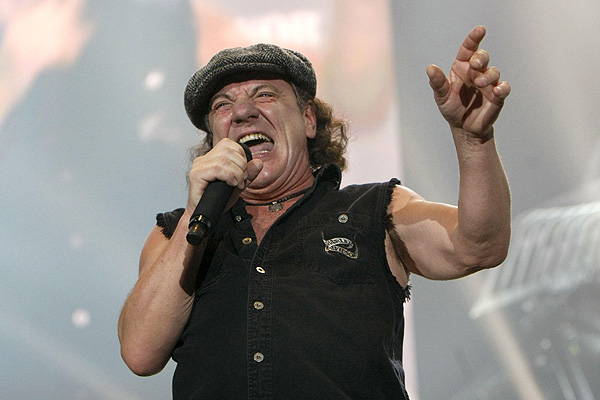 Meander ubehageligt ustabil Vocalista de AC/DC habría sido despedido del grupo por problemas de  audición | Emol.com