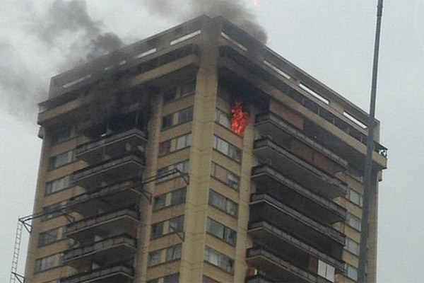 Una mujer muere en incendio que afectó a un departamento en Las Condes