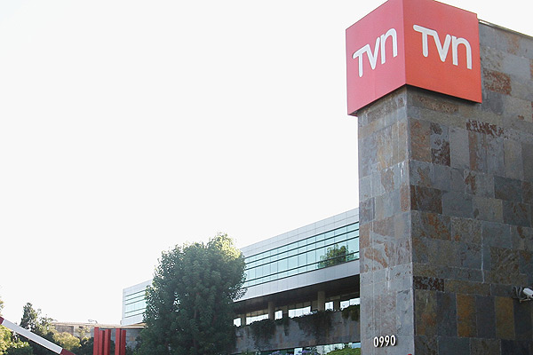 Ex presidente del directorio de TVN hace dura crítica a millonaria inyección del Gobierno al canal