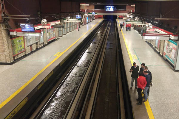 ¿Cómo una rotura de matriz de Aguas Andinas inundó la Línea 1 del Metro de Santiago?