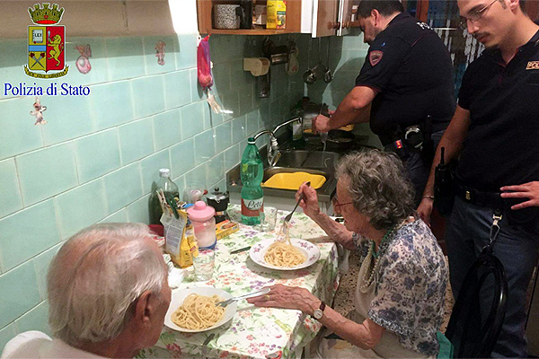 Polic&iacute;a romana consuela a solitaria pareja de abuelitos que lloraba por la violencia del mundo