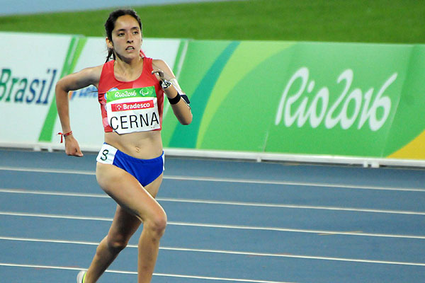 Amanda Cerna corriendo en la pista del Estadio Olímpico de Río 2016