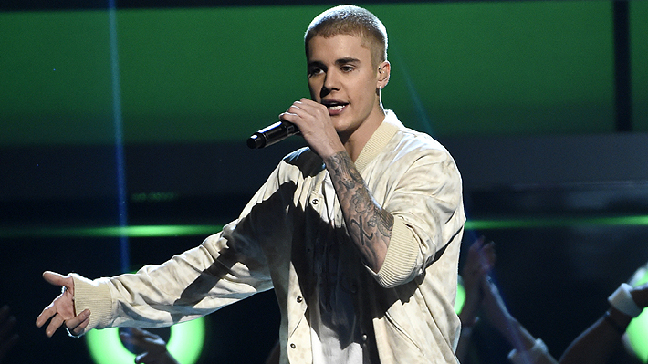 Justin Bieber se enfrenta con sus fans y abandona molesto el escenario de su concierto en Manchester