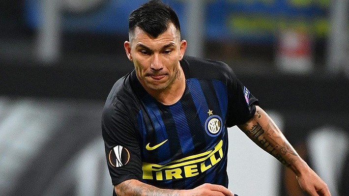 Otra vez Gary Medel: Fue sancionado de oficio con tres partidos en Italia por golpear a un rival