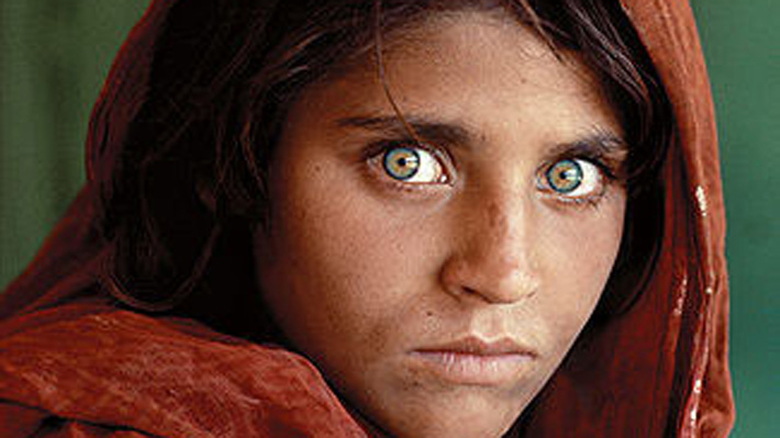Detienen a afgana de icónica portada de National Geographic por documentos falsos en Pakistán
