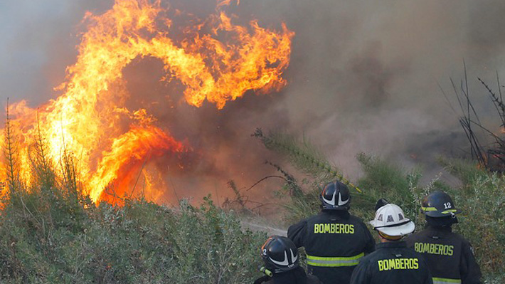 Amplían alerta roja en la Región de Valparaíso por cinco incendios forestales simultéaneos