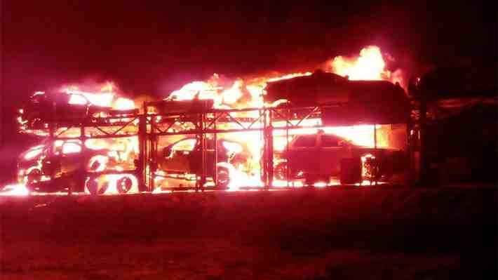 Camión que llevaba radiopatrullas de Carabineros se incendió en Ruta 5 Norte