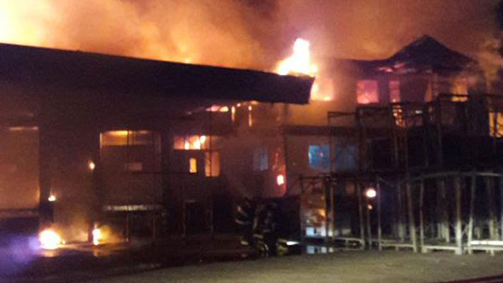 Incendio químico en planta procesadora obliga a evacuar a los residentes de Puerto Chacabuco