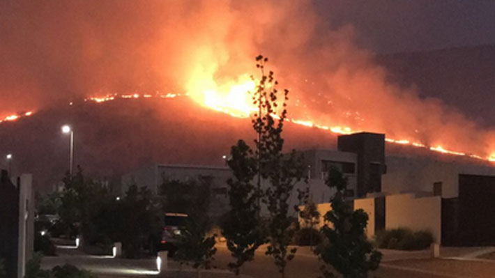 Alerta roja por incendio en Chamisero: llamas se acercan a condominio en Chicureo