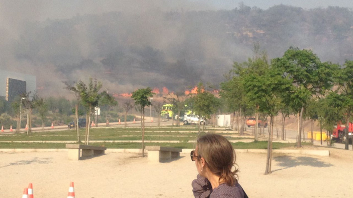 Bomberos trabajan en control de incendio en Lo Barnechea que amenaza a colegio Craighouse