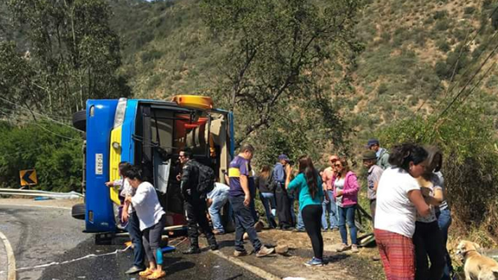 Bus volcó en curva de cuesta La Dormida en Olmué y deja al menos 20 heridos