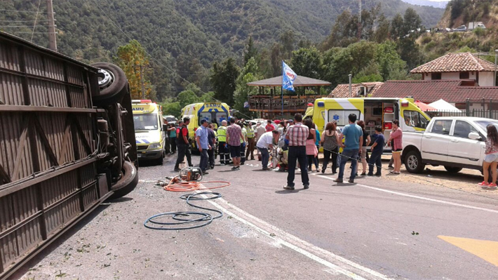 Volcamiento de bus en cuesta La Dormida de Olmué deja siete personas en riesgo vital, según Carabineros