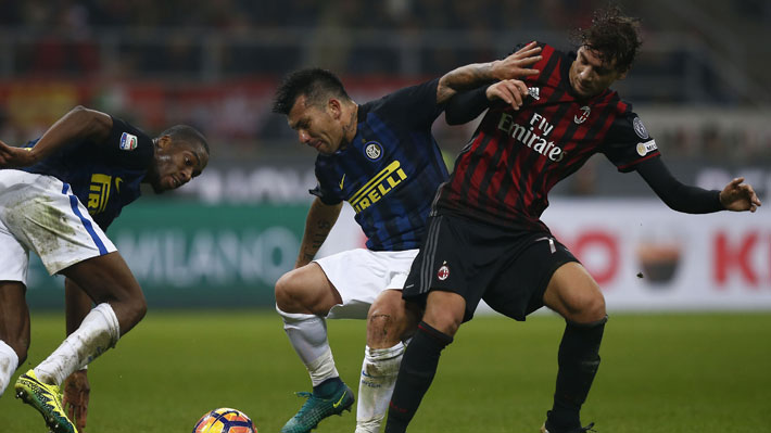 Gary Medel salió lesionado en agónico empate del Inter ante el Milan de Matías Fernández