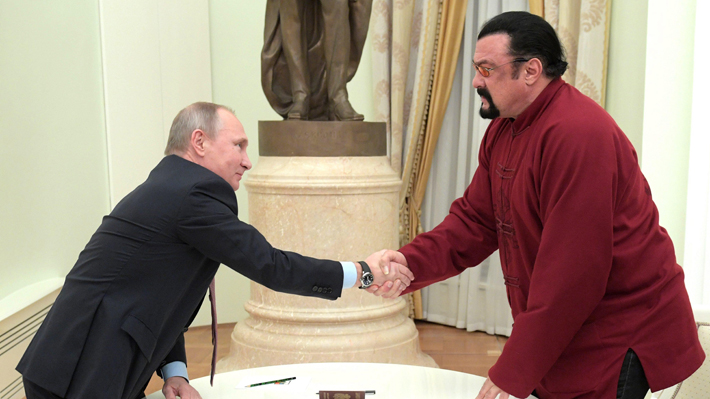 Putin entrega nuevo beneficio civil a Steven Seagal: un pasaporte ruso