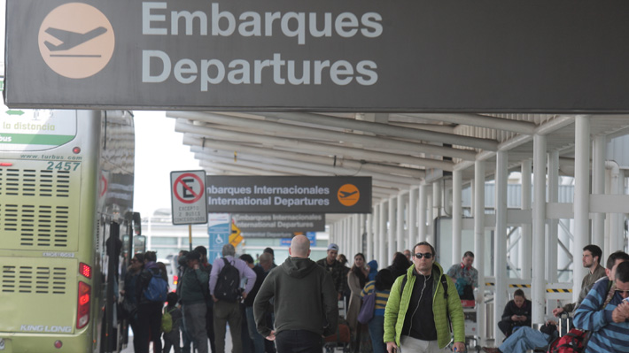 Madre abandona a hijo de 10 años en el aeropuerto de Santiago y toma vuelo a Bolivia