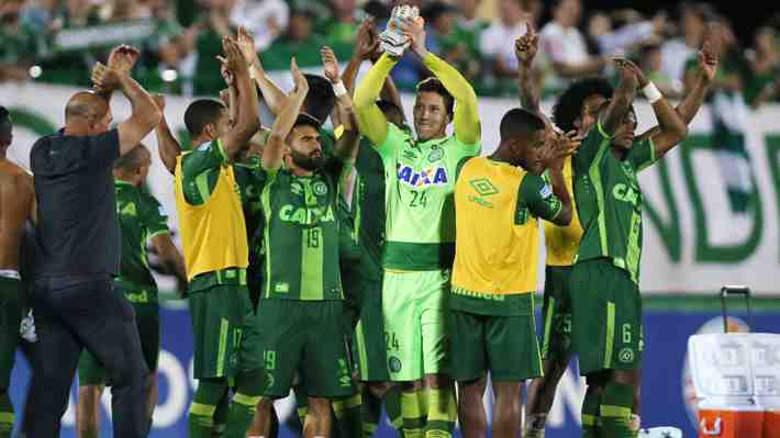 Se estrella avión que llevaba al equipo de fútbol Chapecoense hacia Colombia