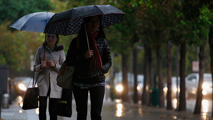 Registran cortes de luz y calles anegadas por fuertes lluvias en la capital