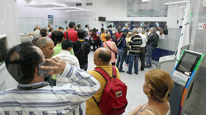 Bancos de Venezuela registran largas filas tras orden de retirar billetes de 100 bolívares