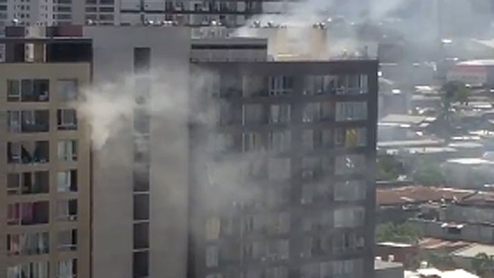 Una mujer y un niño mueren tras lanzarse desde un edificio en medio de incendio en el centro de Santiago