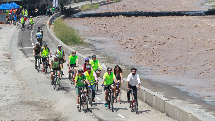 Lluvias obligan a cerrar temporalmente acceso para ciclistas de la ribera del río Mapocho