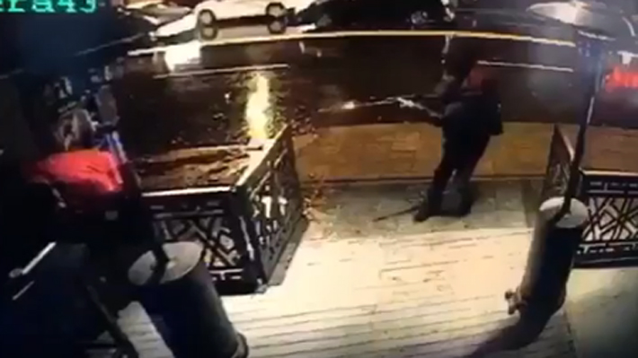 Revelan video de cámara de seguridad que grabó a uno de los responsables del atentado en Estambul