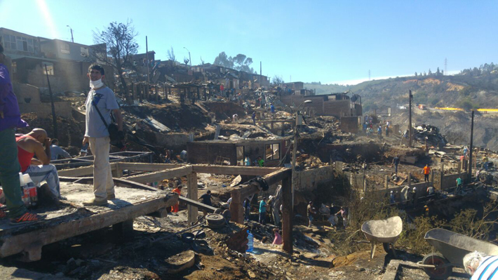 Incendio en Valparaíso: Aumentan a 140 las viviendas afectadas por el fuego