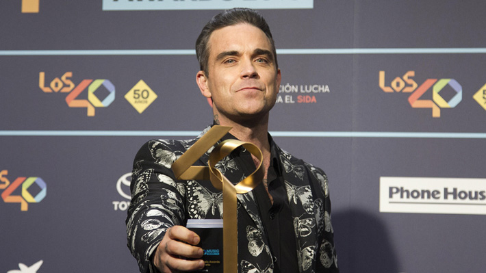 Robbie Williams responde con ironía a polémica que generó un cuestionado gesto hacia sus fans