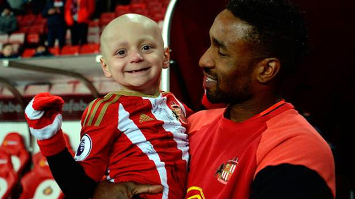 Niño con cáncer terminal cumple sus sueños a través del fútbol y es premiado con 