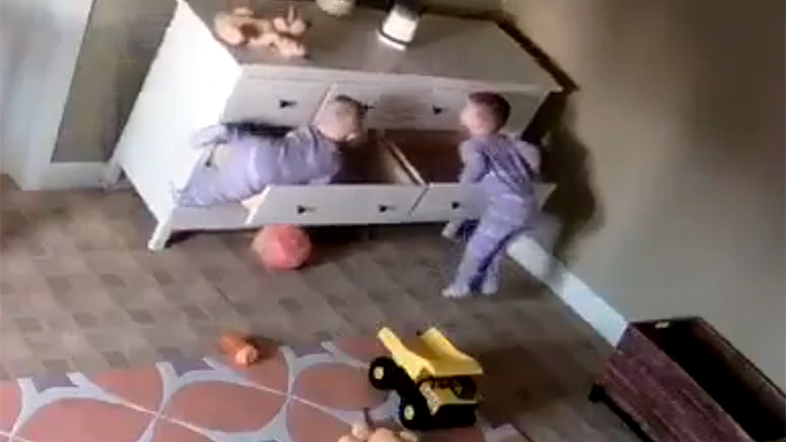 Llaman a tomar resguardos: Impactante video muestra a gemelo rescatando a su hermano atrapado bajo una cómoda