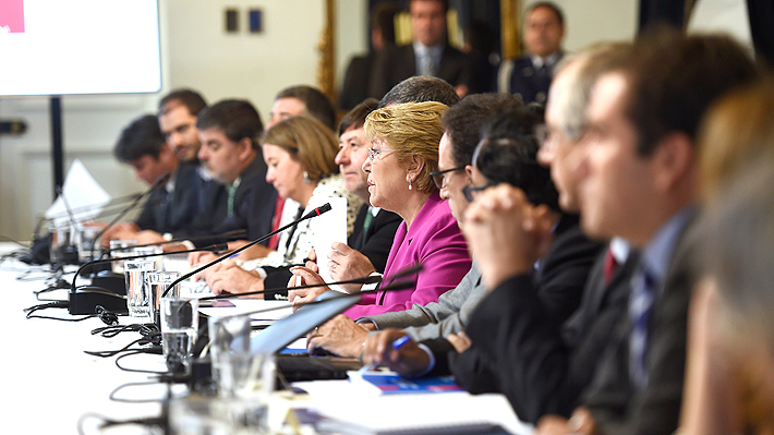Bachelet realiza llamado a sus subsecretarios en último año de gobierno: 