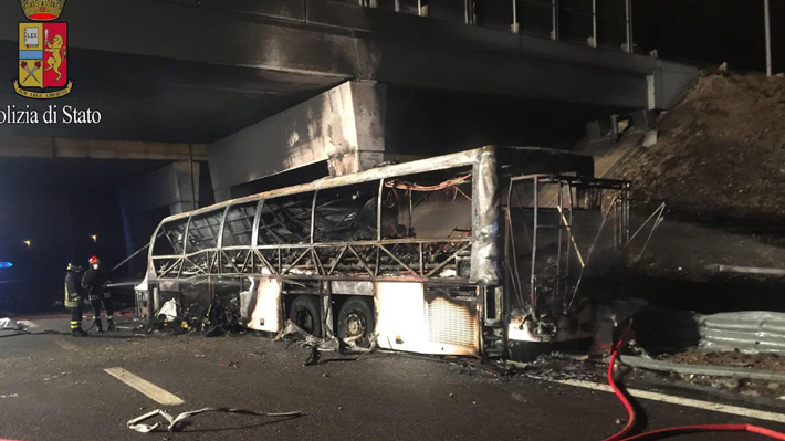 Al menos 16 j&oacute;venes h&uacute;ngaros murieron en Italia luego de que el bus en que viajaban se incendiara