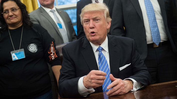 Trump vuelve a acusar fraude electoral y denuncia que al menos 3 millones de indocumentados votaron por Clinton