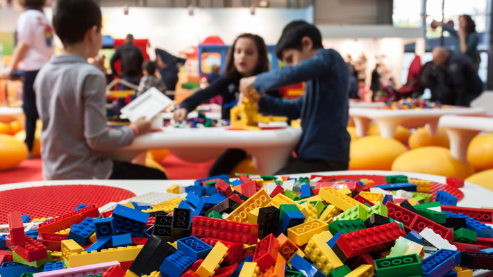 LEGO celebra 99 años inaugurando gigantesca tienda en Australia