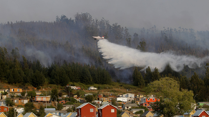 Decretan evacuación de población de Dichato tras intensificarse las llamas