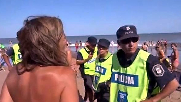 Escándalo en playa argentina por tres mujeres que quisieron tomar sol en topless