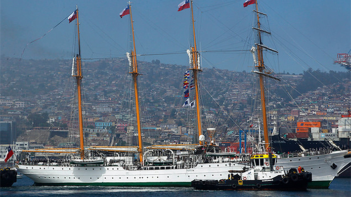Armada y fotografías a marineras de la Esmeralda: 