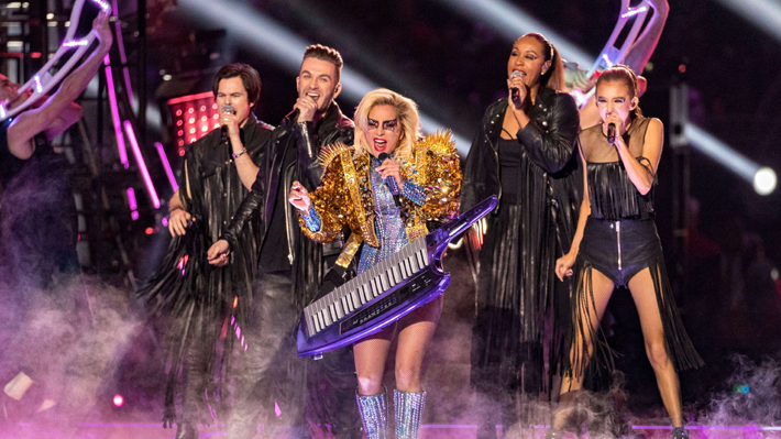 Lady Gaga envía un mensaje de unidad durante su esperado show en el Super Bowl