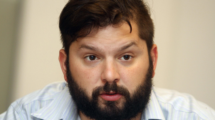 Diputado Boric responde a columna de Carlos Peña por uso de buque de la Armada