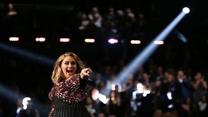 Adele lamenta haberse impuesto a Beyoncé en los Grammy: 