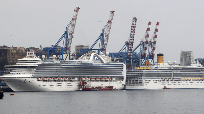 Huelga de portuarios causa trastornos a cinco mil pasajeros de dos cruceros en Valparaíso