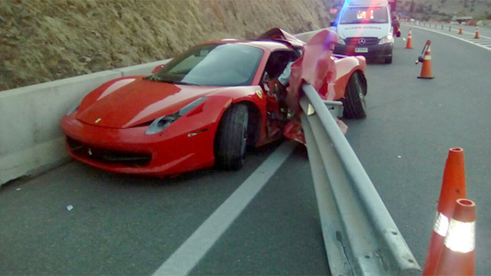 Conductor deja abandonado costoso Ferrari tras protagonizar accidente en Chicureo