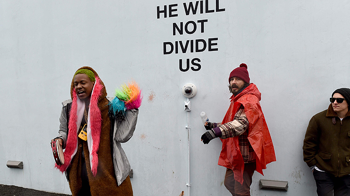 Shia LaBeouf llevar&aacute; a M&eacute;xico instalaci&oacute;n contra Trump censurada en Nueva York