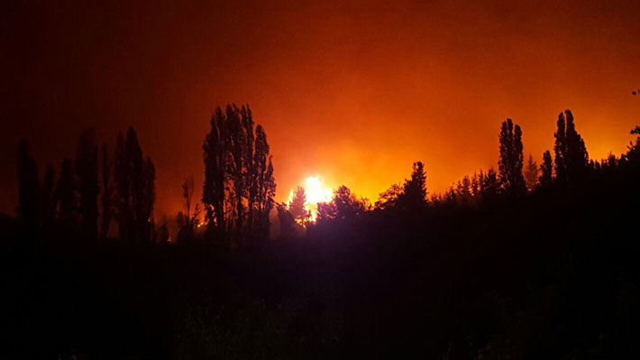 Incendio en Parral continúa sin control: 18 brigadas terrestres y 15 aeronaves combaten el siniestro