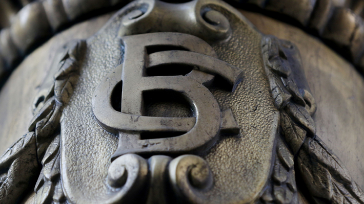 Operadores financieros esperan que el dólar esté en $645 en los próximos siete días