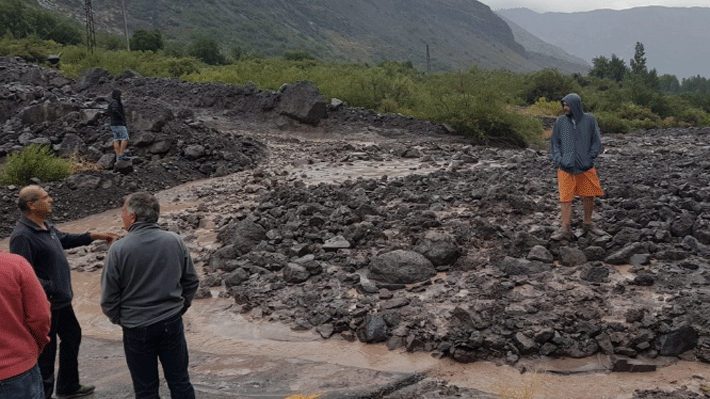 Aluvión impide paso vehicular en comuna de San José de Maipo