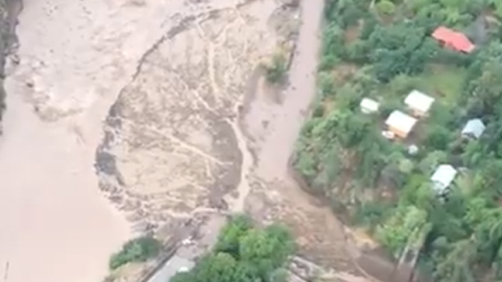 Video: Sobrevuelo de Carabineros revela el impacto del aluvión en San José de Maipo que deja 1.200 aislados