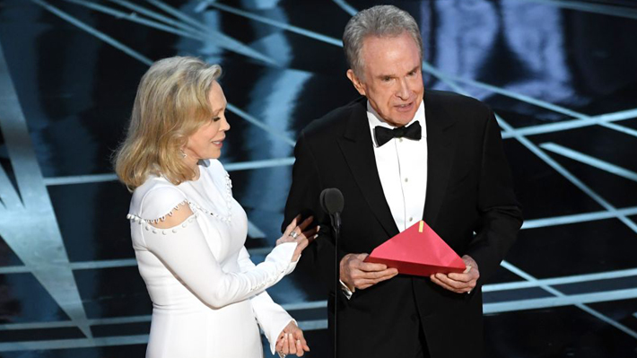 Oscar 2017: Emma Stone y Warren Beatty entregan sus versiones del confuso incidente