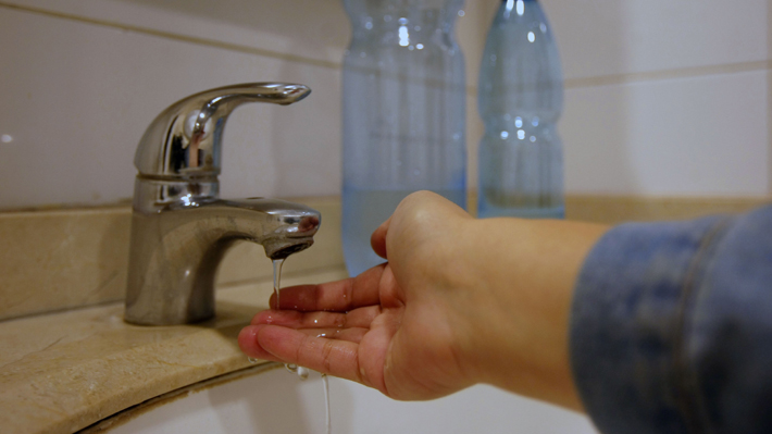 El 3% de los clientes sigue sin servicio de agua en la RM y advierten de posible nuevo corte en sector acotado de la capital